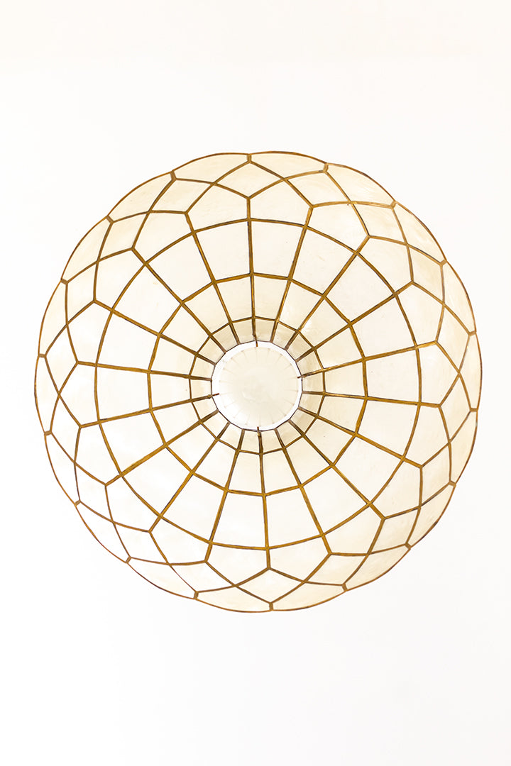 Vintage hanglamp messing en parelmoer in Tiffany’s stijl