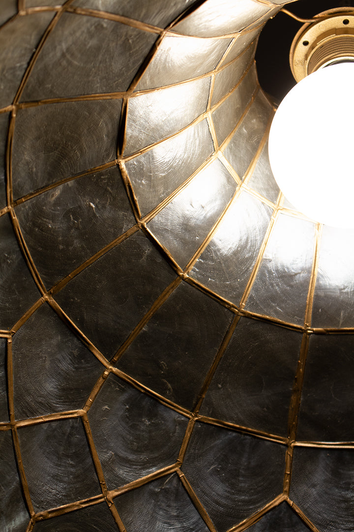 Vintage hanglamp messing en parelmoer in Tiffany’s stijl