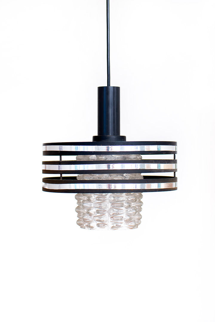 Vintage hanglamp met kap van facetglas en zwarte kunststof ringen