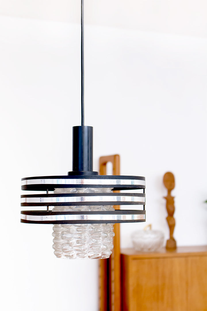 Vintage hanglamp met kap van facetglas en zwarte kunststof ringen