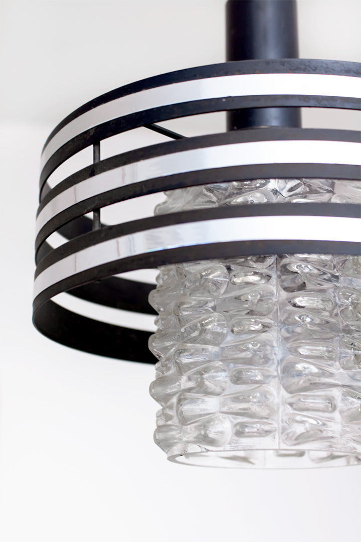 Vintage hanglamp met kap van facetglas en zwarte kunststof ringen
