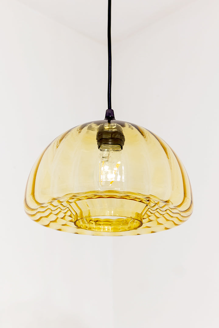 Vintage hanglamp met kap van geel getint glas Frankrijk