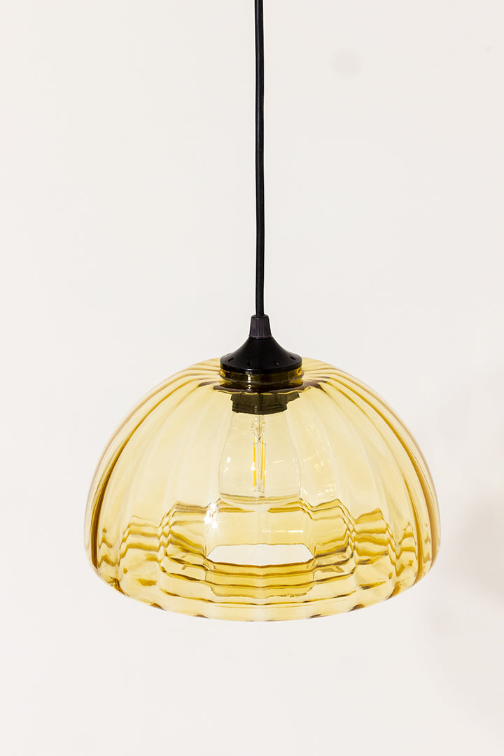 Vintage hanglamp met kap van geel getint glas Frankrijk