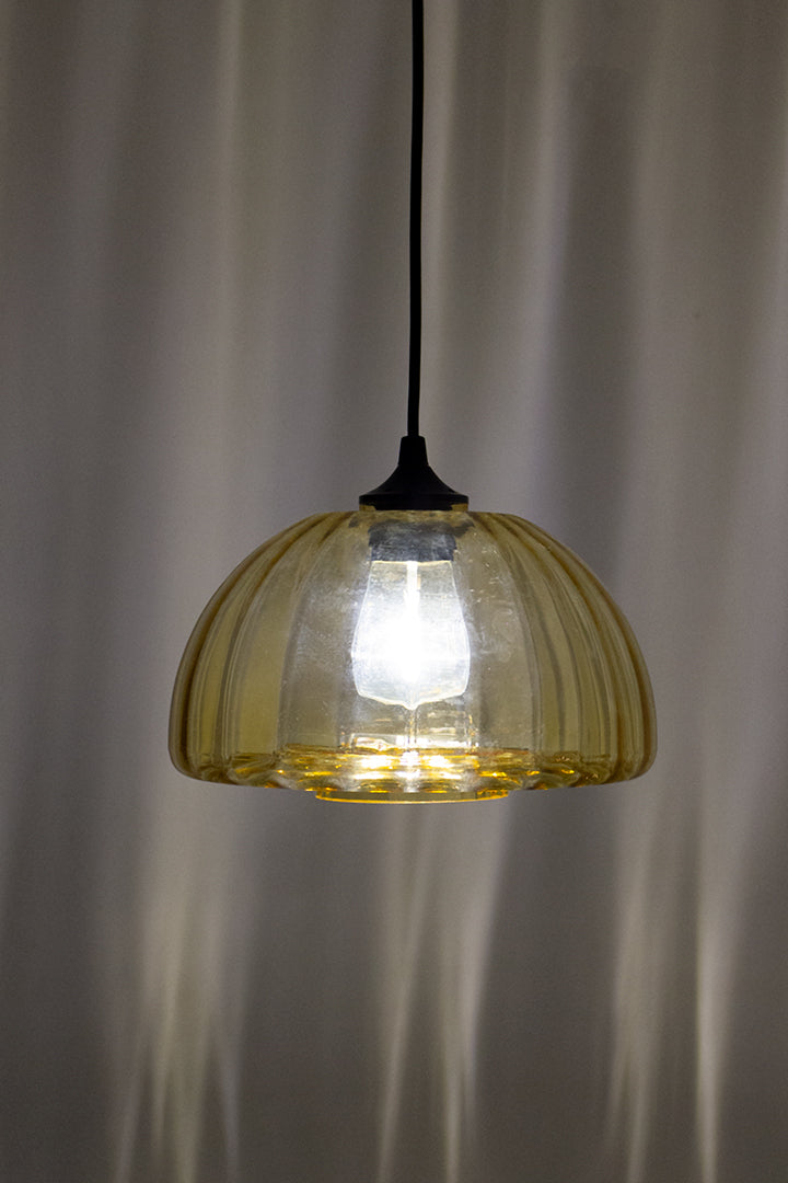 Vintage hanglamp met kap van geel getint glas Frankrijk