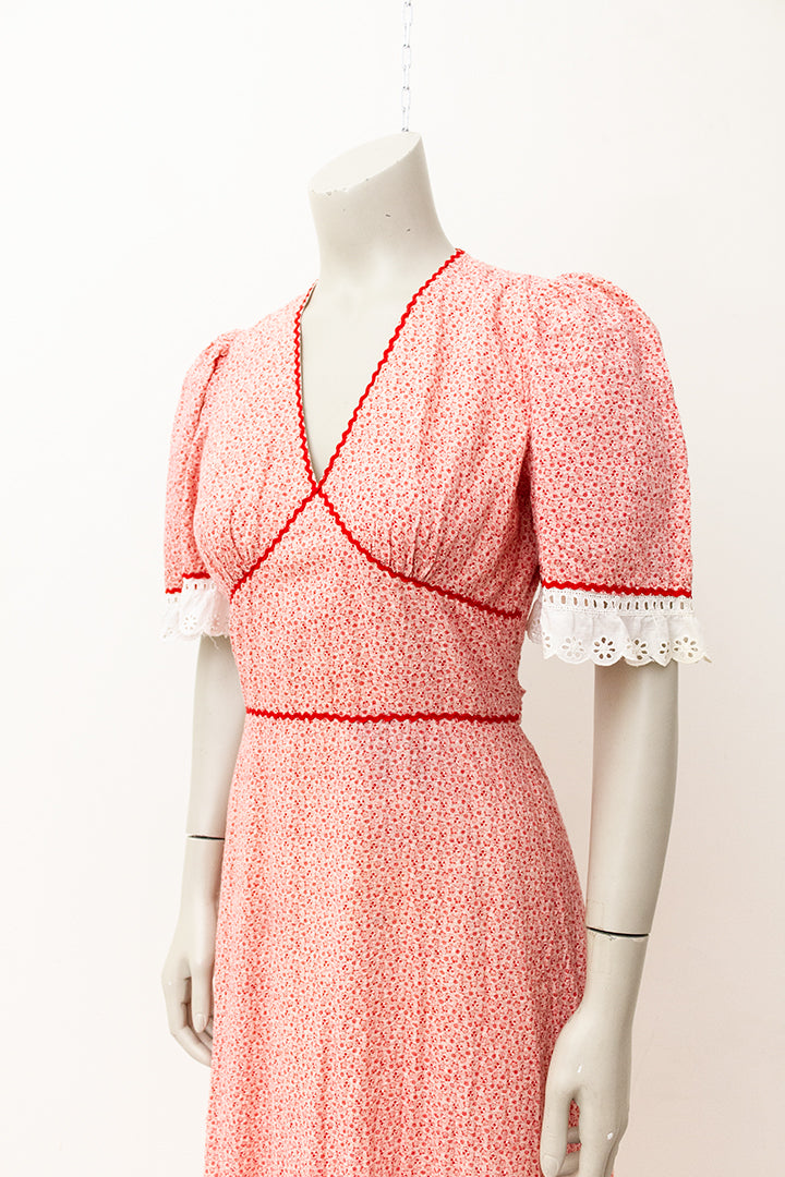 Vintage hippie jurk met rode bloemetjes en kant