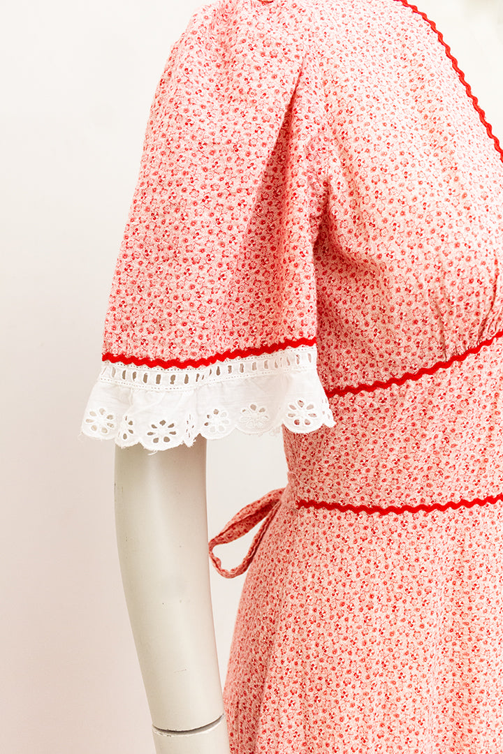 Vintage hippie jurk met rode bloemetjes en kant