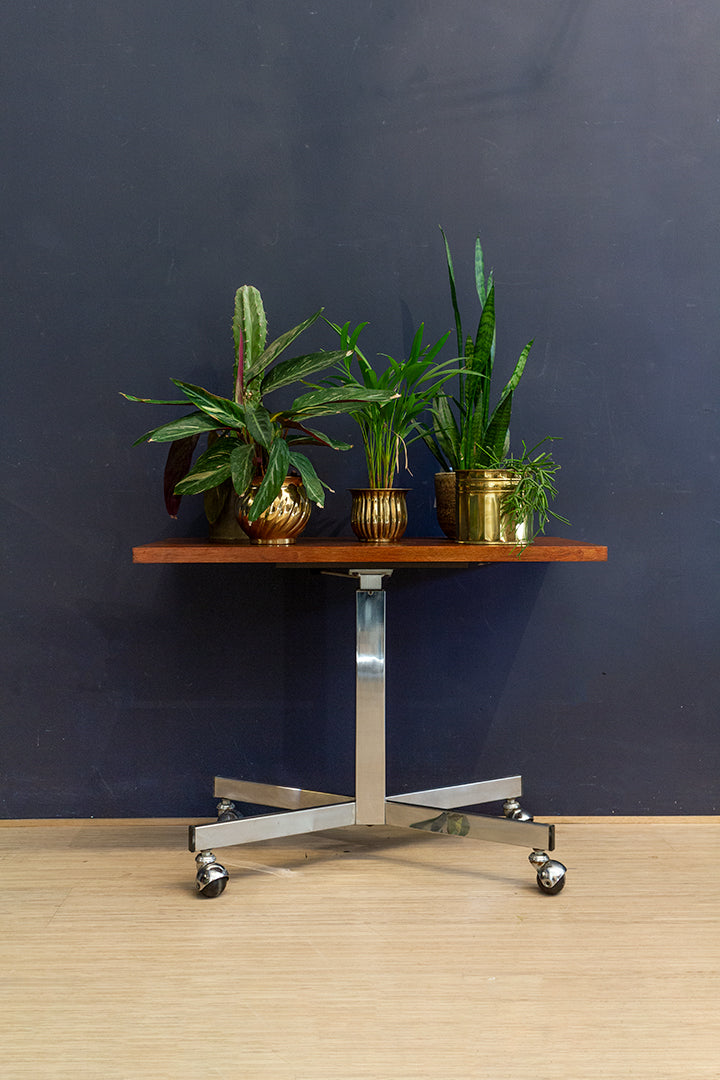 Vintage houten audiotafel op verchroomde poot met wielen