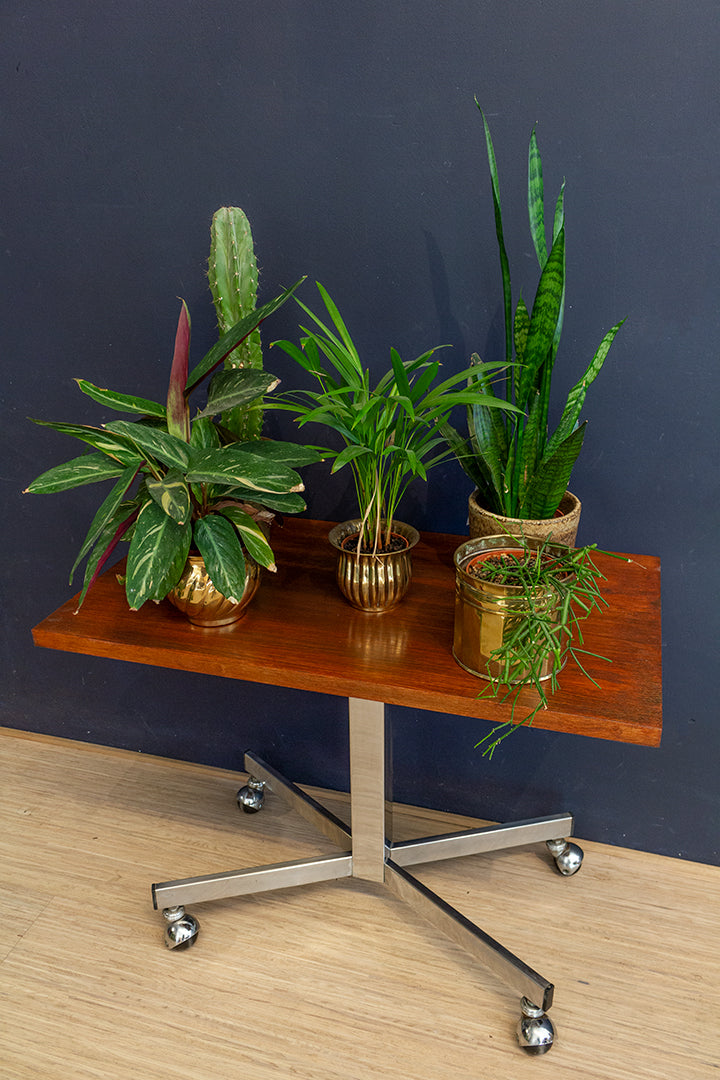 Vintage houten audiotafel op verchroomde poot met wielen