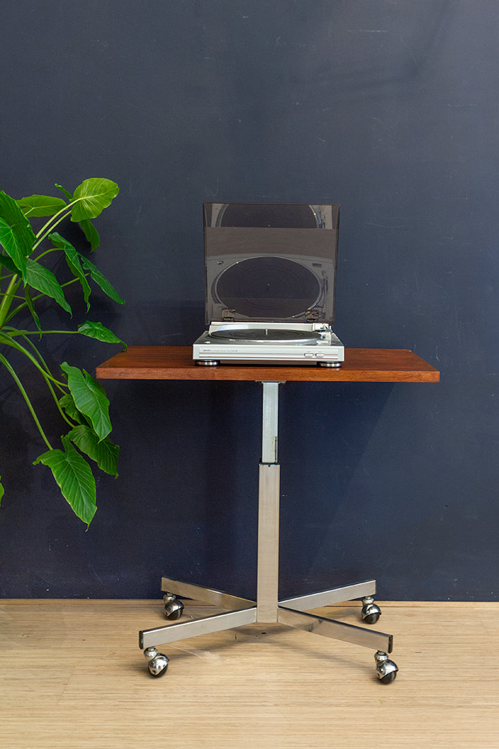 Vintage houten audiotafel op verchroomde poot met wielen