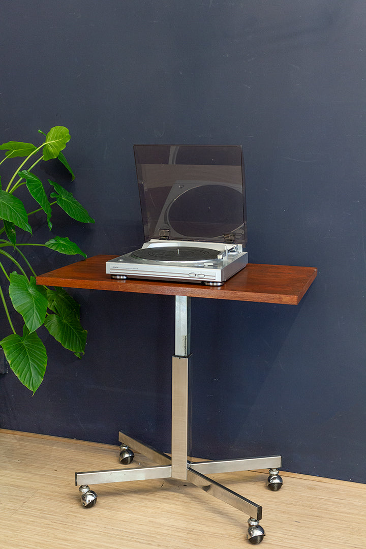 Vintage houten audiotafel op verchroomde poot met wielen