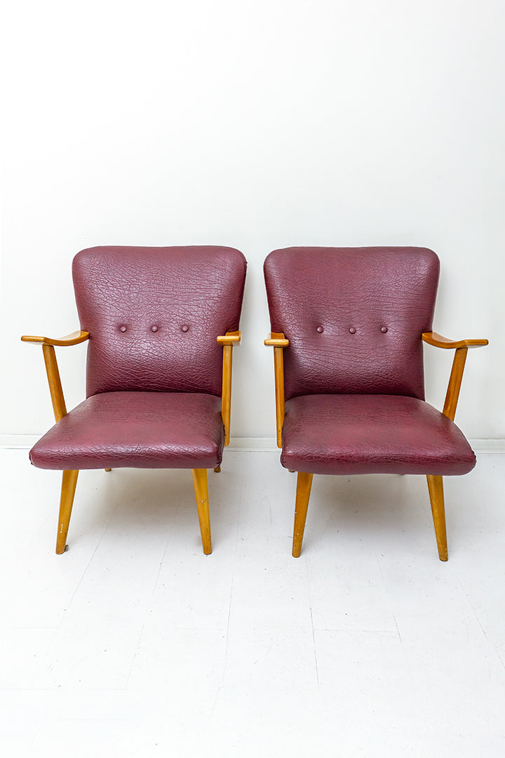 Vintage houten fauteuil bekleed met bordeauxrood skai-leer jaren 60