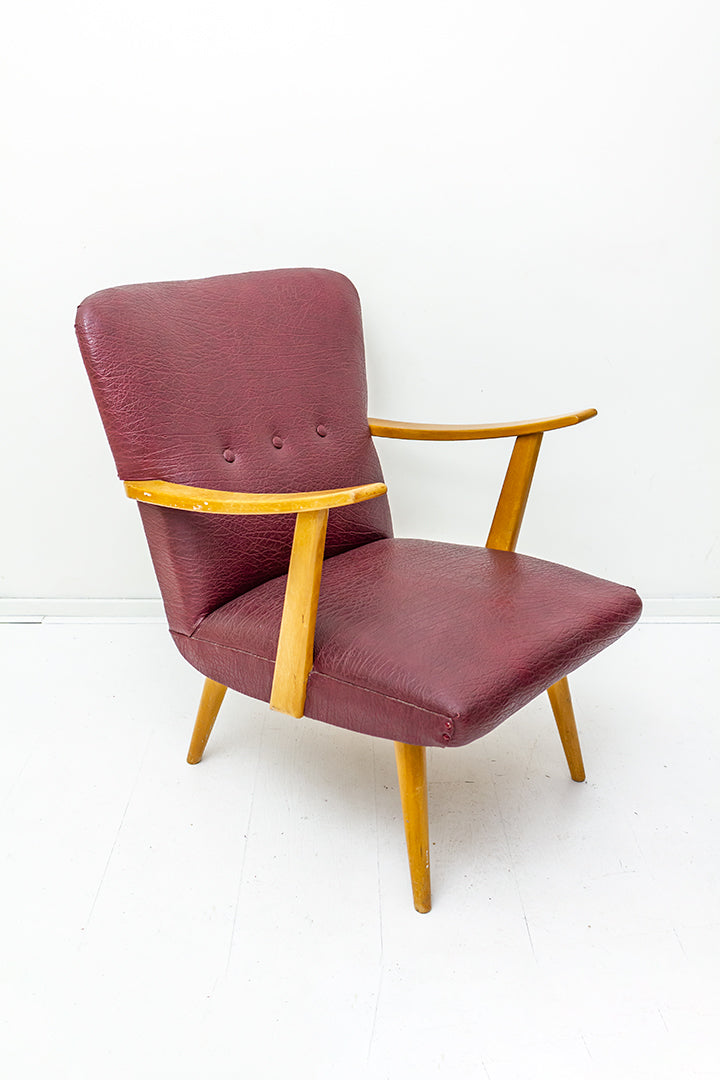 Vintage houten fauteuil bekleed met bordeauxrood skai-leer jaren 60