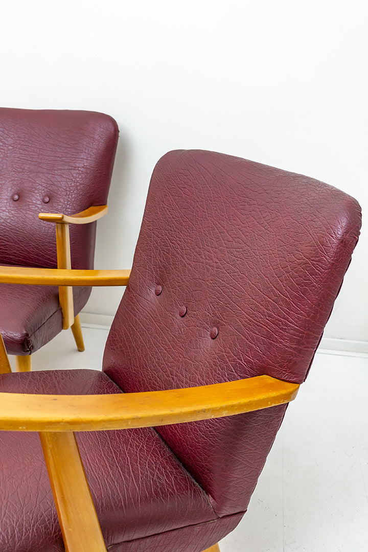 Vintage houten fauteuil bekleed met bordeauxrood skai-leer jaren 60