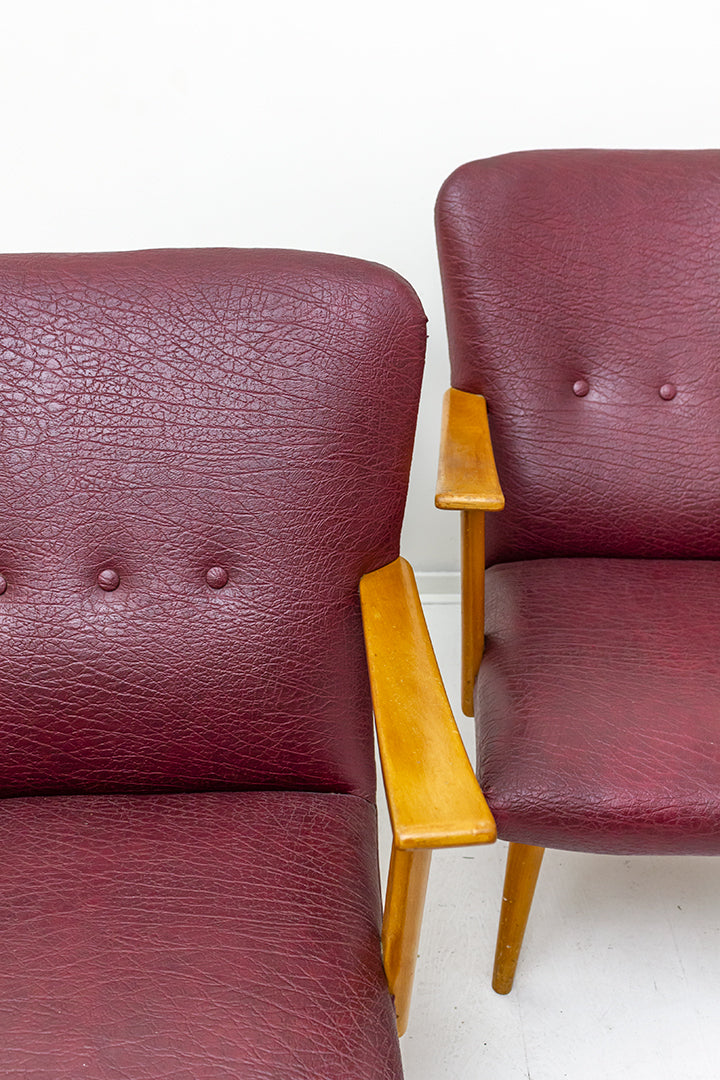 Vintage houten fauteuil bekleed met bordeauxrood skai-leer jaren 60