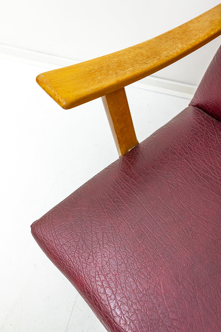 Vintage houten fauteuil bekleed met bordeauxrood skai-leer jaren 60