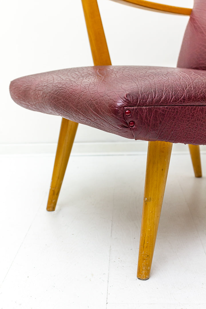 Vintage houten fauteuil bekleed met bordeauxrood skai-leer jaren 60