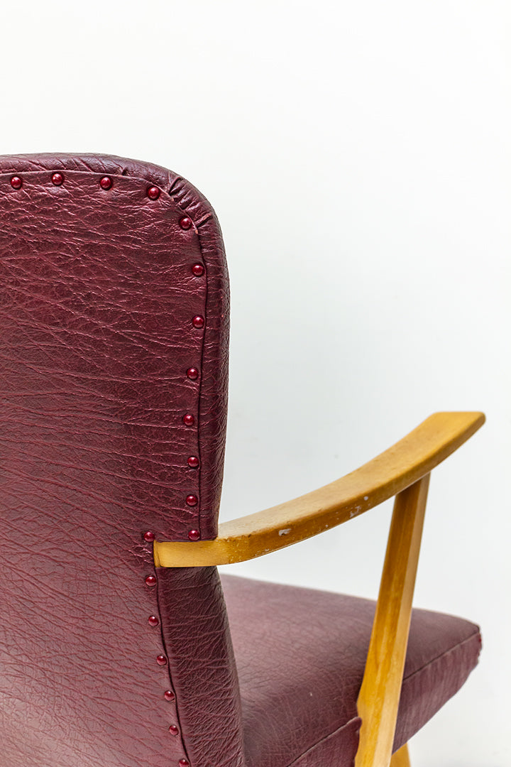 Vintage houten fauteuil bekleed met bordeauxrood skai-leer jaren 60
