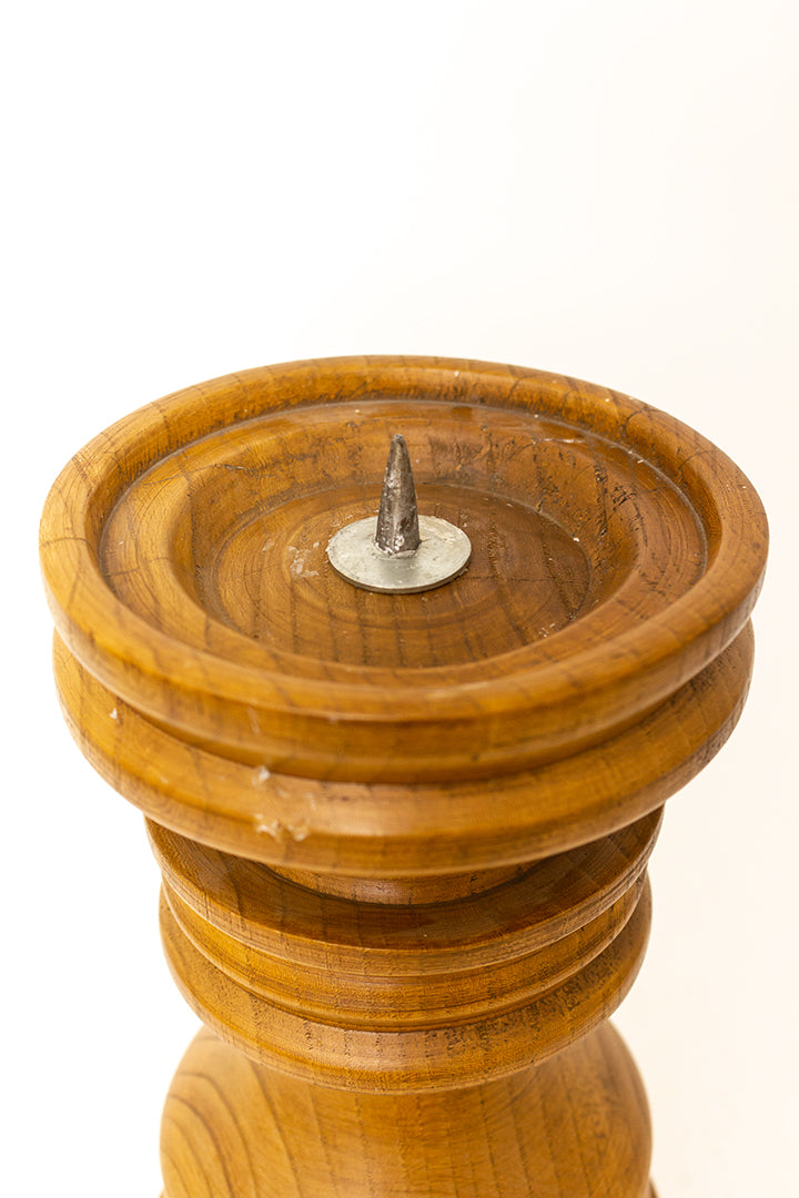 Vintage houten kandelaar voor een stompkaars