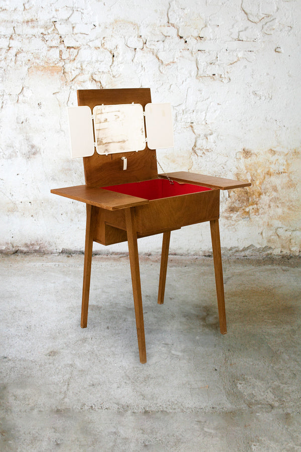 Vintage houten vanity kaptafel met rood velours bekleding