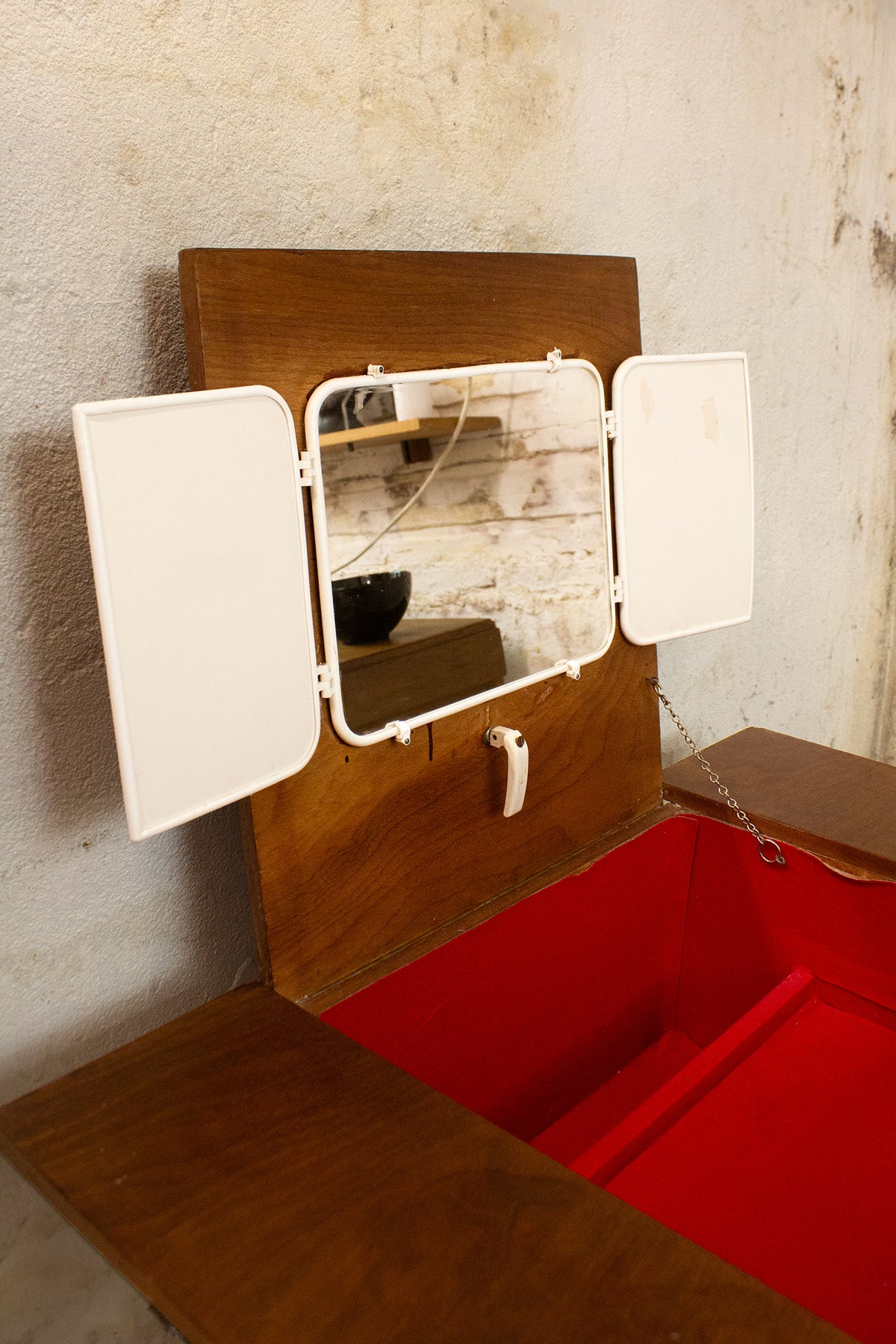 Vintage houten vanity kaptafel met rood velours bekleding