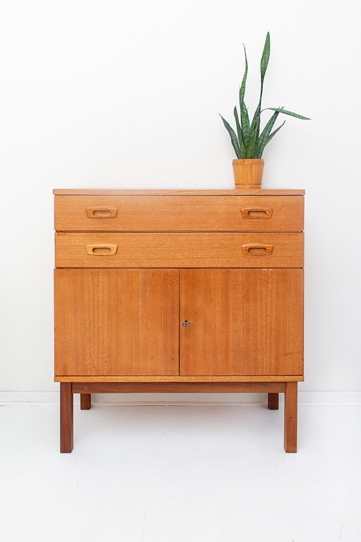 Vintage houten kast op hoge pootjes met handgrepen in Fristho stijl