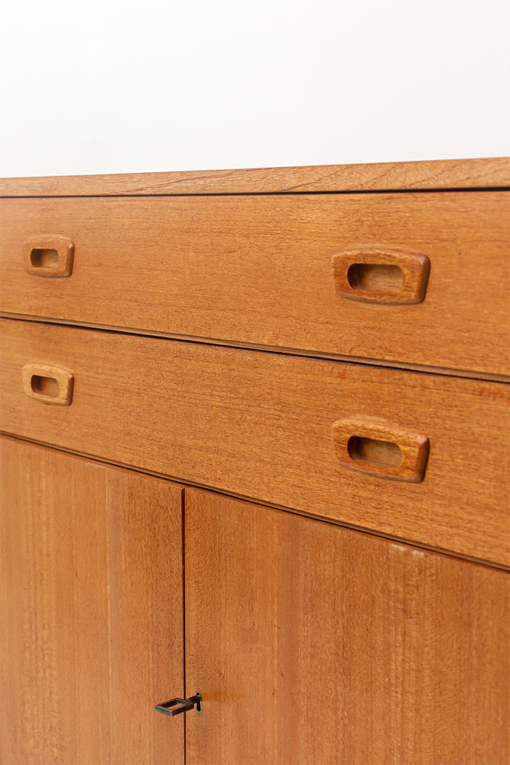 Vintage houten kast op hoge pootjes met handgrepen in Fristho stijl