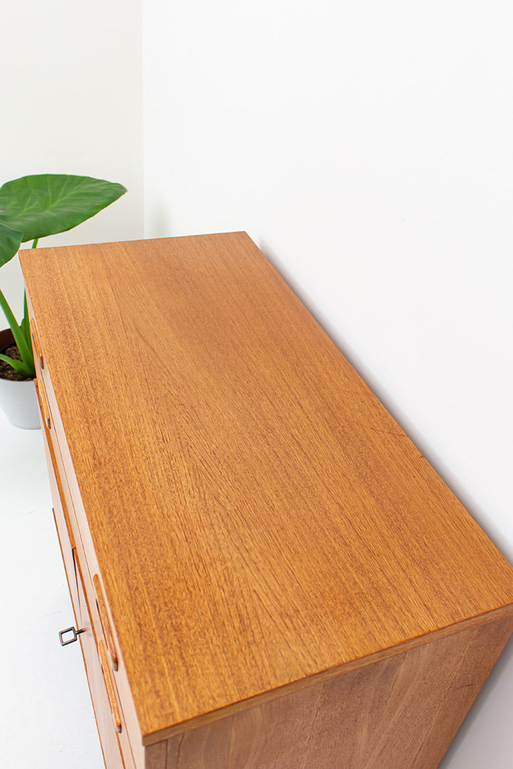 Vintage houten kast op hoge pootjes met handgrepen in Fristho stijl