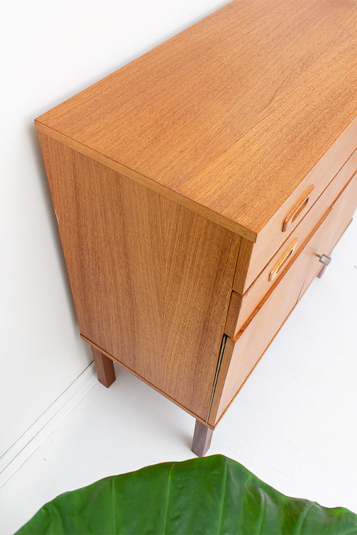Vintage houten kast op hoge pootjes met handgrepen in Fristho stijl