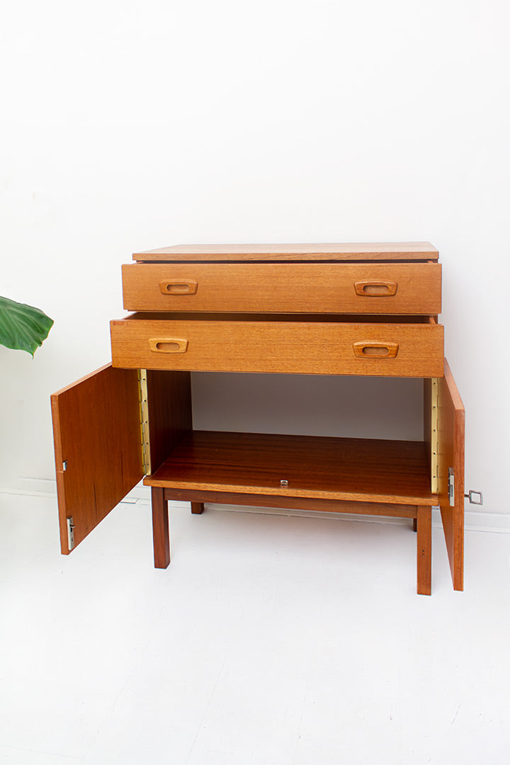 Vintage houten kast op hoge pootjes met handgrepen in Fristho stijl