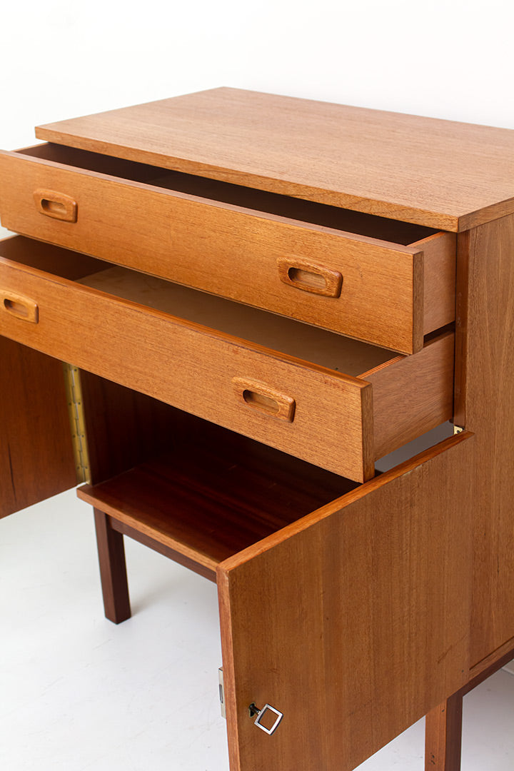 Vintage houten kast op hoge pootjes met handgrepen in Fristho stijl