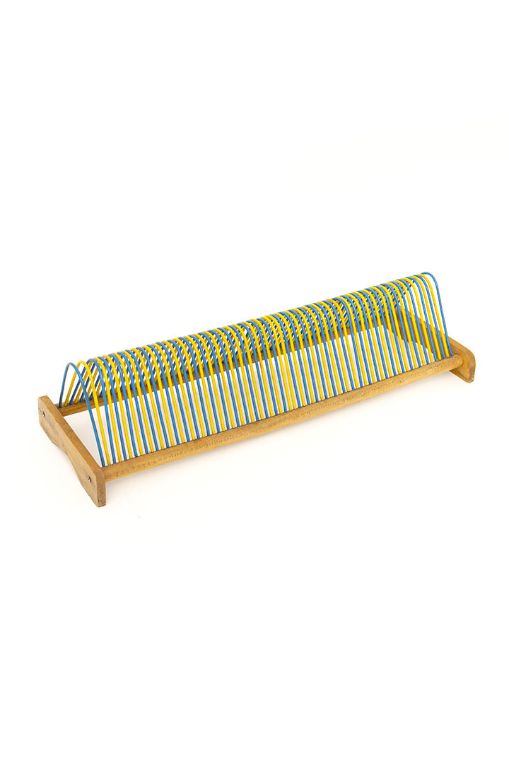 Vintage houten rek voor platen met gele en blauwe staanders