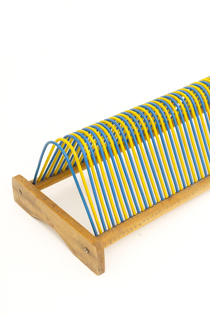 Vintage houten rek voor platen met gele en blauwe staanders