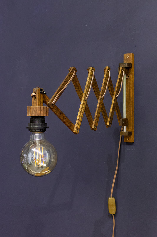 Vintage houten schaarlamp met nieuwe LED globe