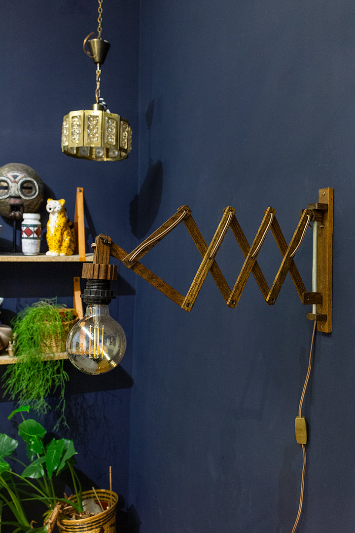 Vintage houten schaarlamp met nieuwe LED globe