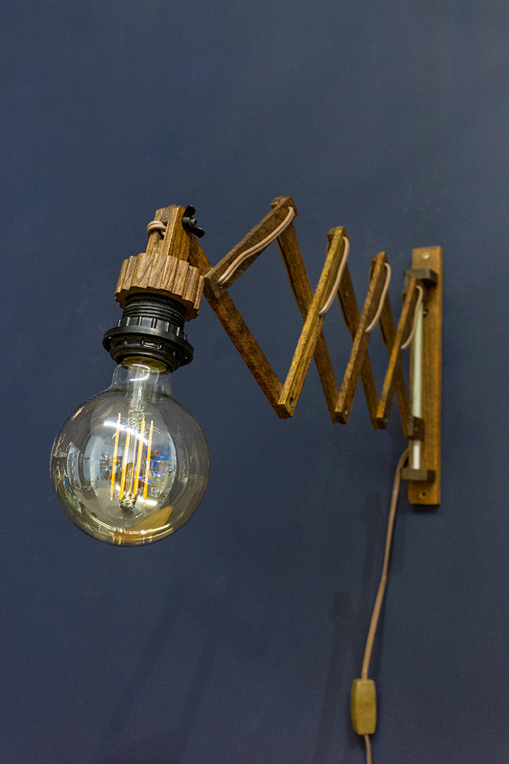 Vintage houten schaarlamp met nieuwe LED globe