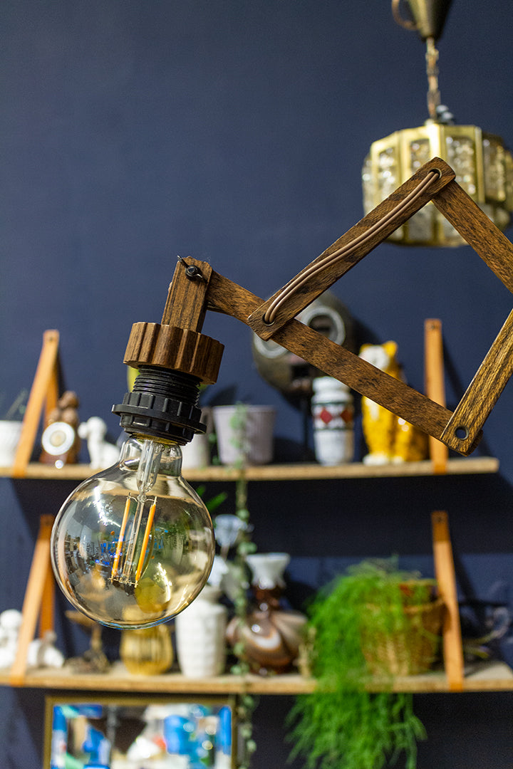 Vintage houten schaarlamp met nieuwe LED globe