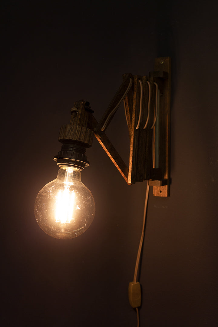 Vintage houten schaarlamp met nieuwe LED globe