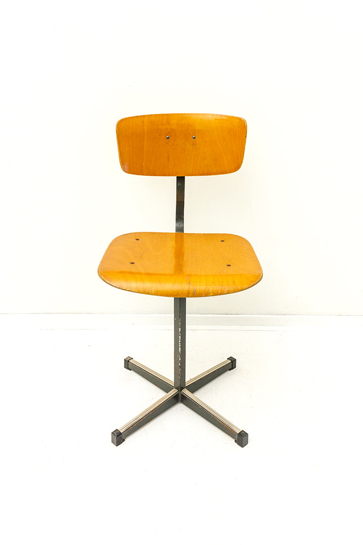 Vintage houten schoolstoel of atelierstoel met metalen voet