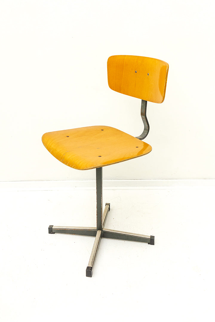 Vintage houten schoolstoel of atelierstoel met metalen voet