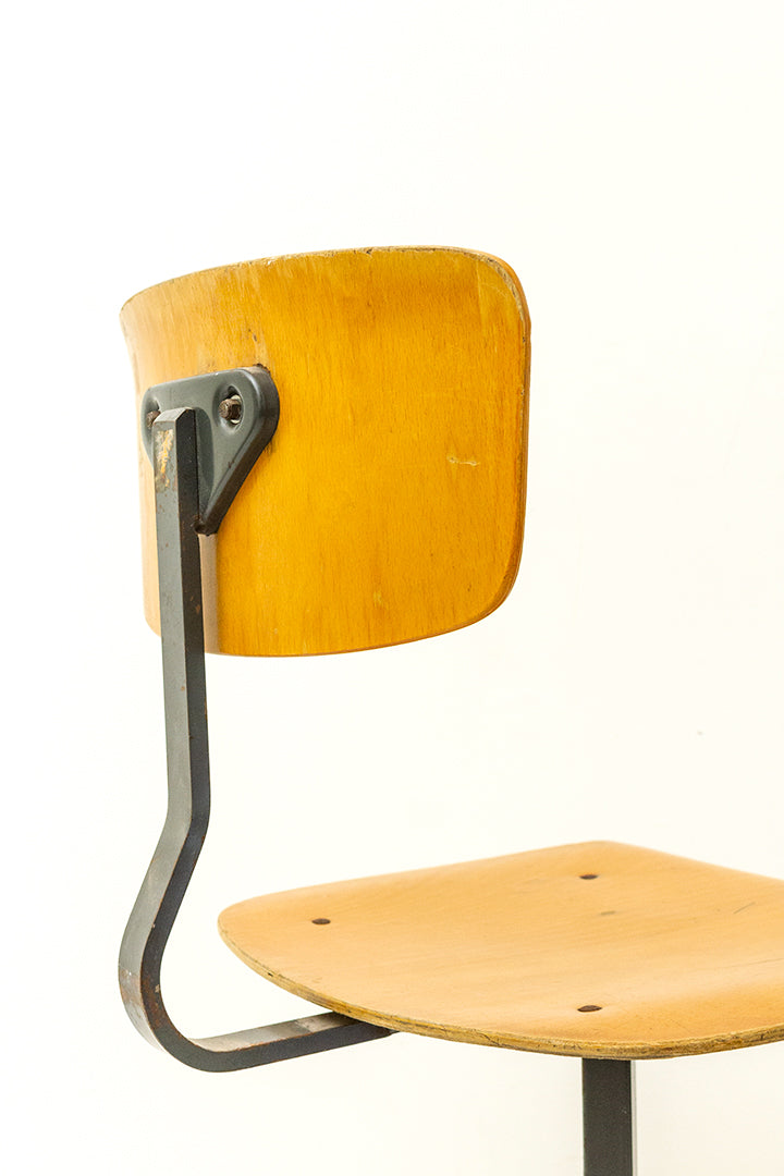 Vintage houten schoolstoel of atelierstoel met metalen voet
