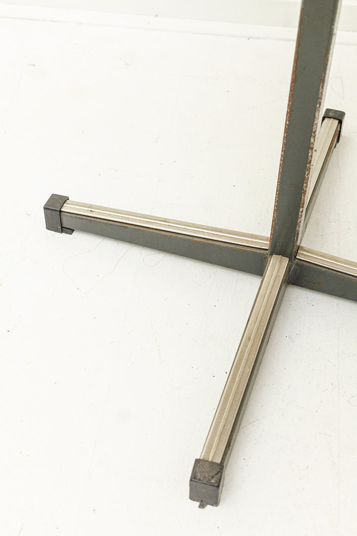 Vintage houten schoolstoel of atelierstoel met metalen voet
