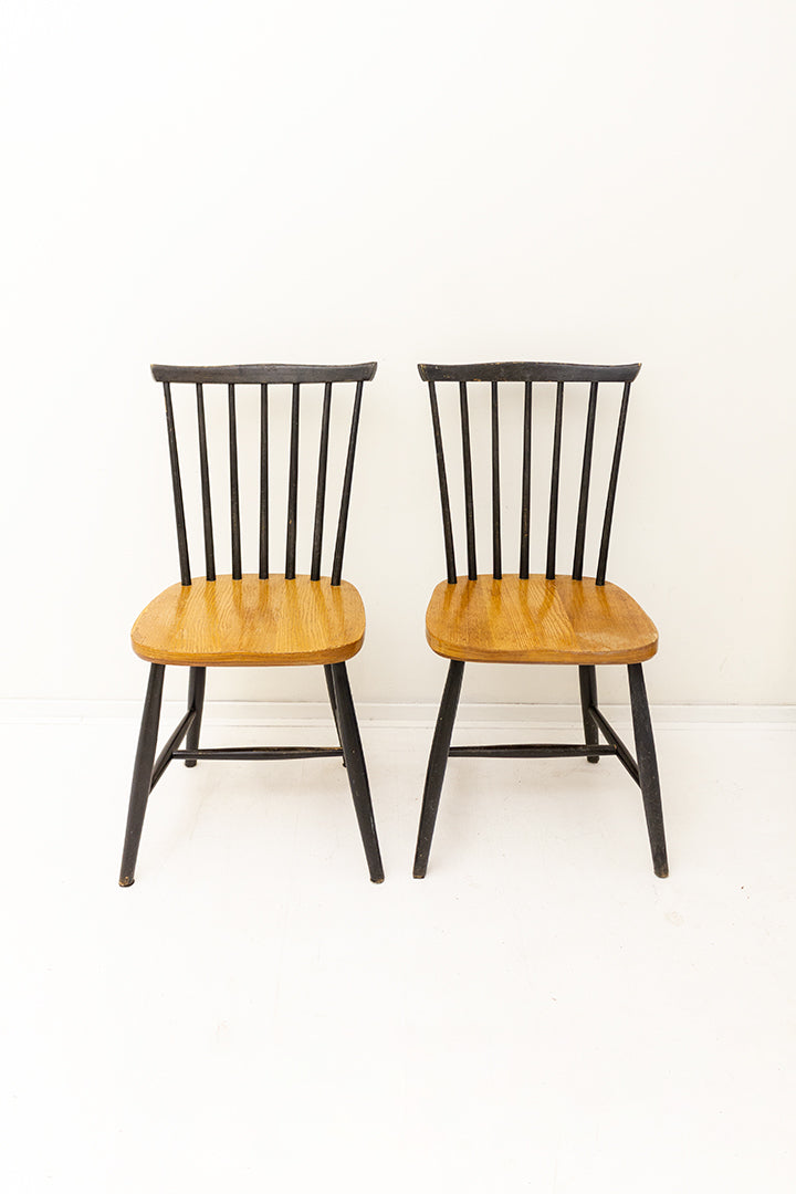 Vintage houten spijlenstoelen met zwart geverfde leuning en poten - set van 2