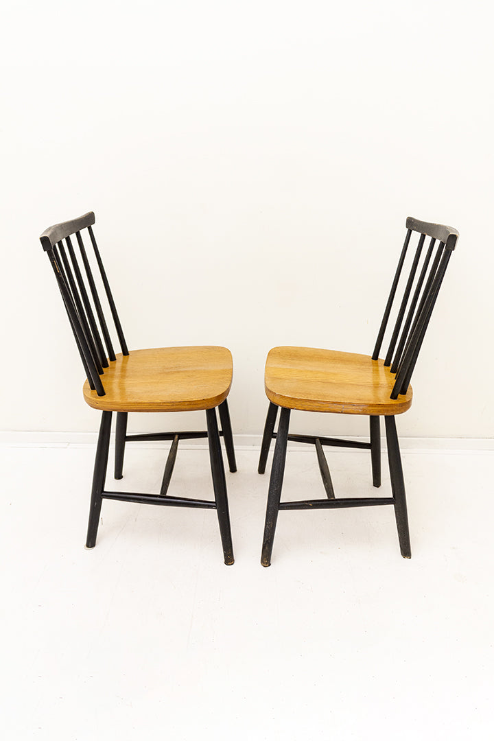 Vintage houten spijlenstoelen met zwart geverfde leuning en poten - set van 2