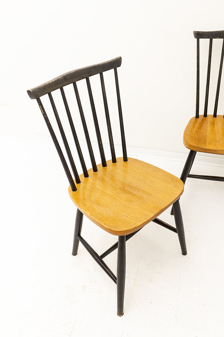 Vintage houten spijlenstoelen met zwart geverfde leuning en poten - set van 2