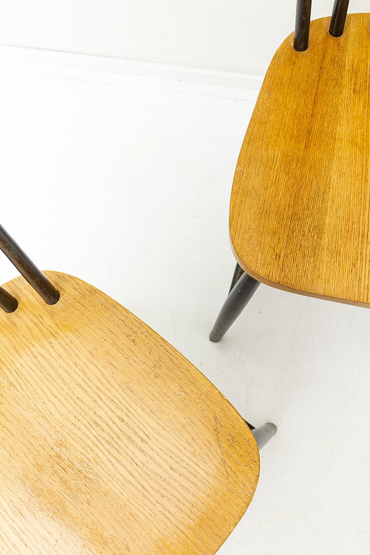 Vintage houten spijlenstoelen met zwart geverfde leuning en poten - set van 2