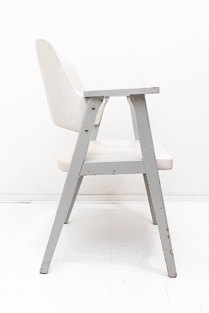 Vintage houten stoel grijs met wit in Koehoorn-stijl