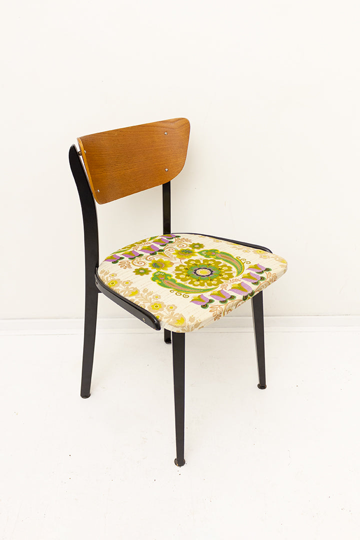 Vintage houten stoel met Scandinavisch bloemenprint
