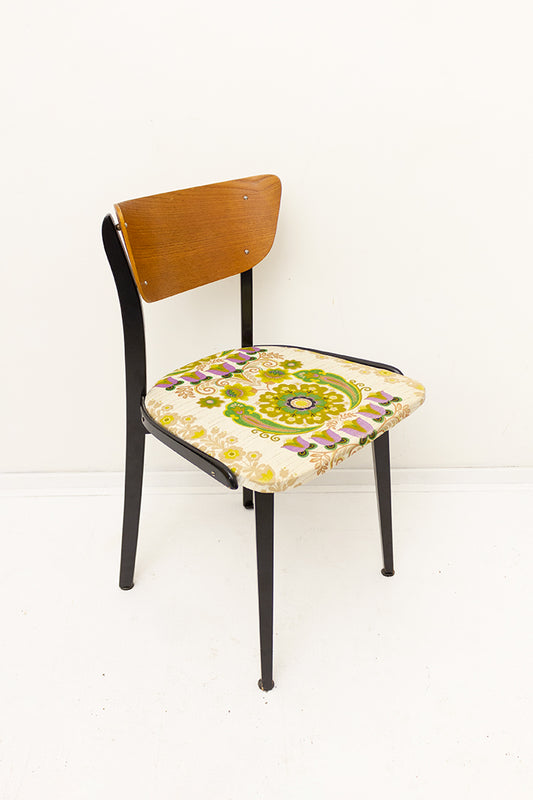 Vintage houten stoel met Scandinavisch bloemenprint