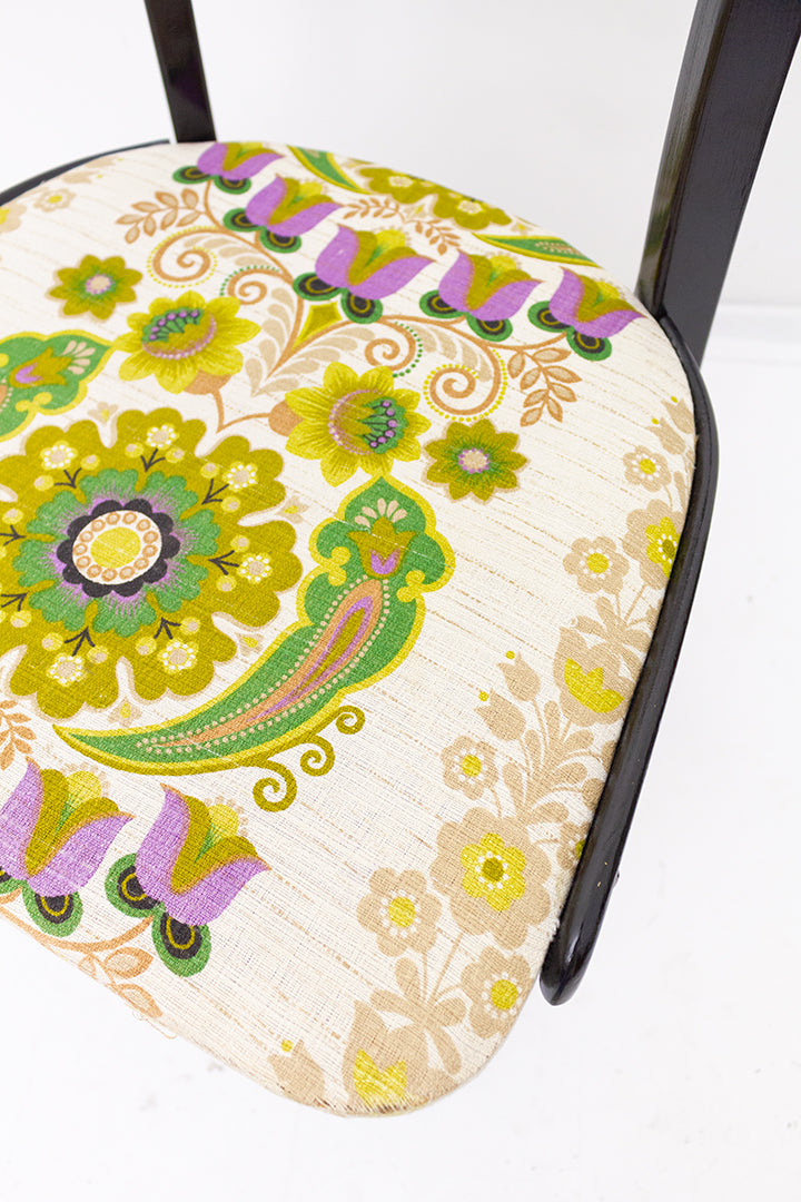 Vintage houten stoel met Scandinavisch bloemenprint