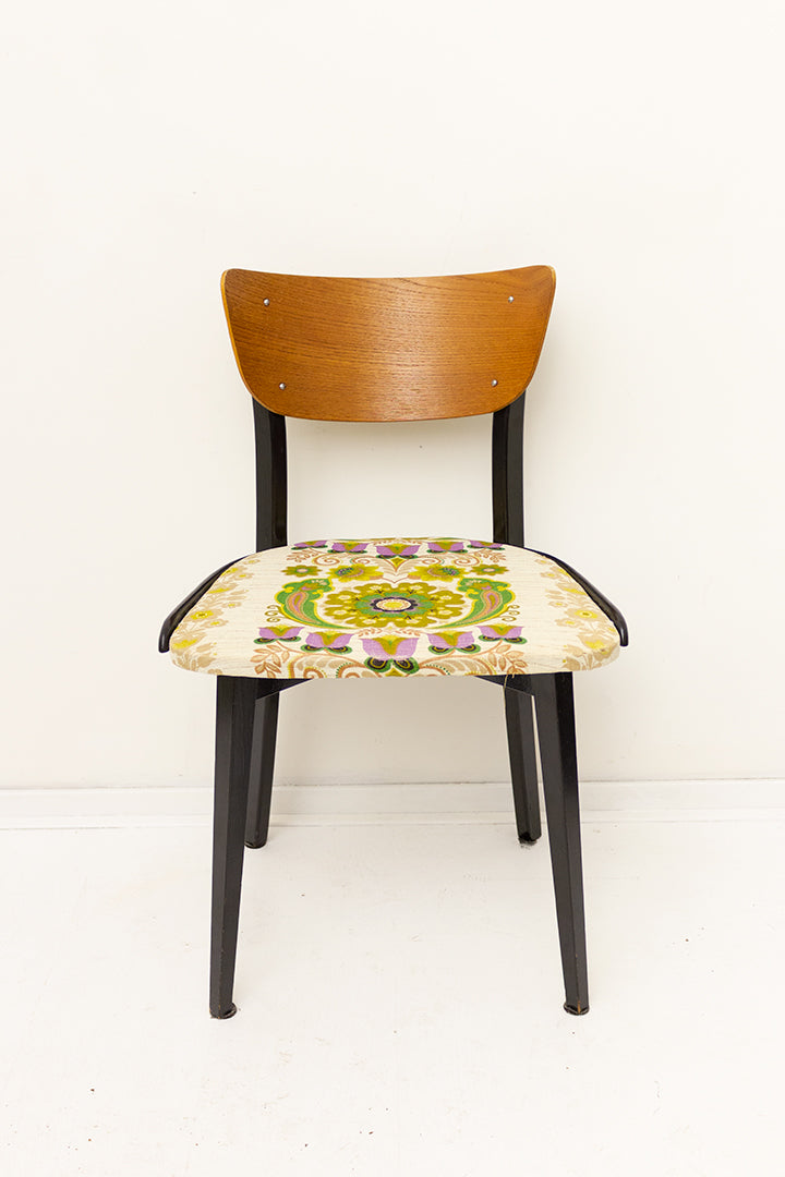 Vintage houten stoel met Scandinavisch bloemenprint